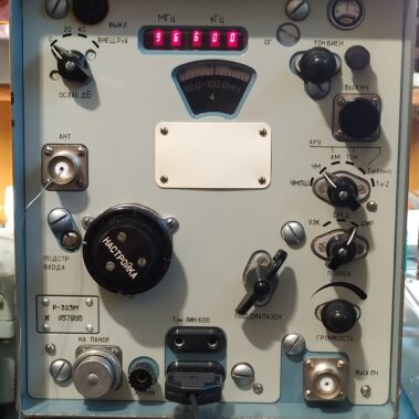 Odbiornik UKF R-323M