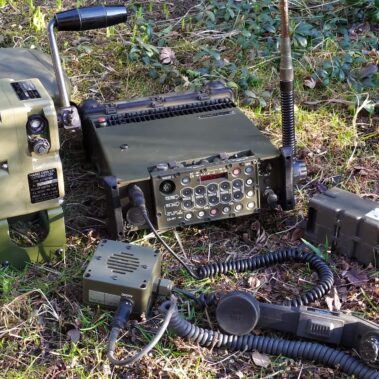 Radiostacja PRC-600 z zewnętrznym głośnikiem