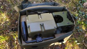 Ręczna prądnica radiostacji w pokrowcu