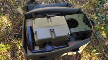 Ręczna prądnica radiostacji w pokrowcu